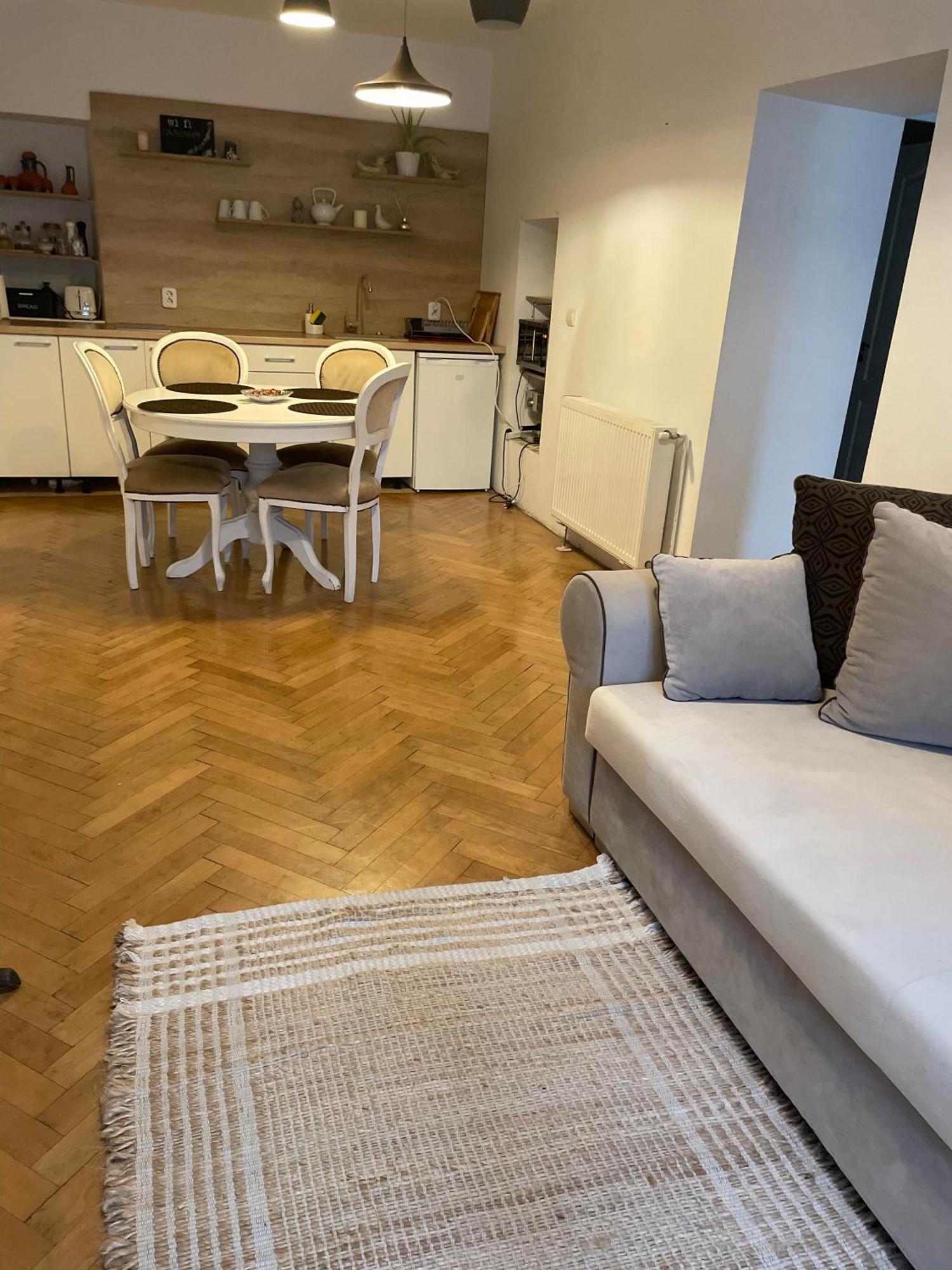Valentina'S Apartment In City Center Braşov Buitenkant foto