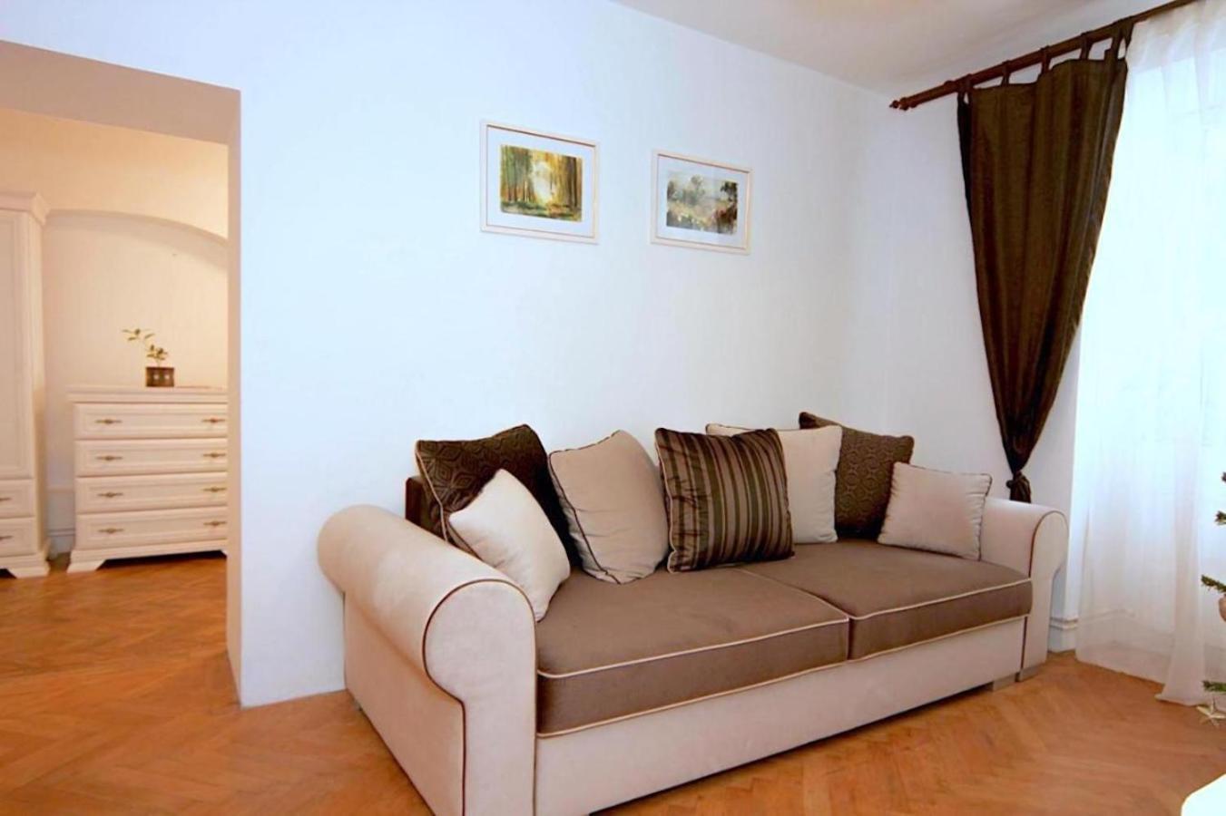 Valentina'S Apartment In City Center Braşov Buitenkant foto